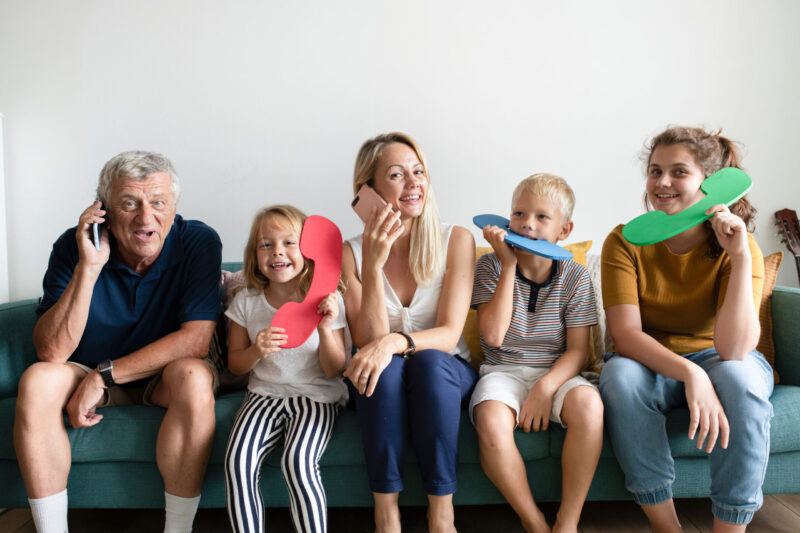 Millennial Parents Ditch Smartphones and Return to the 90s