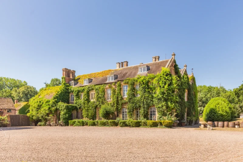 British Baronet Seeks Young "Breeder" to Produce Male Heir